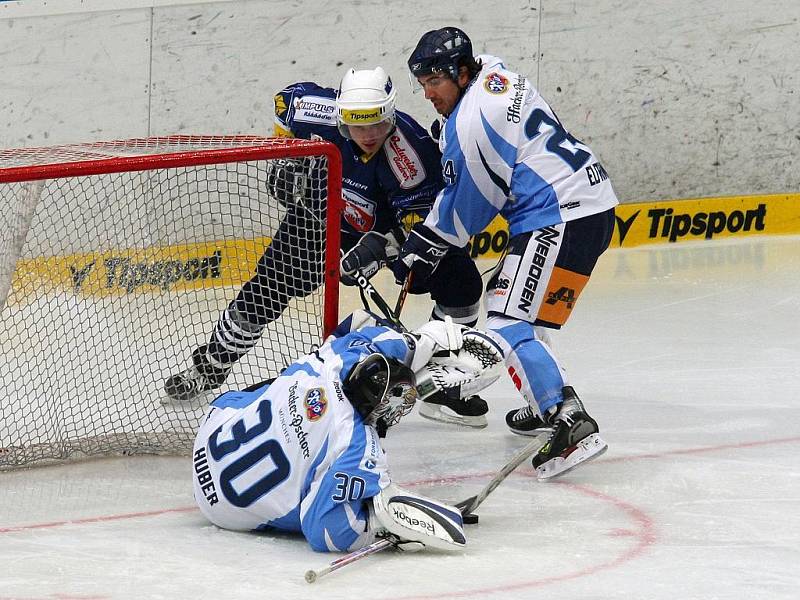 Plzeňští hokejisté (v modrém) si v pátečním přípravném utkání poradili s německým Straubingem a vyhráli 4:1.