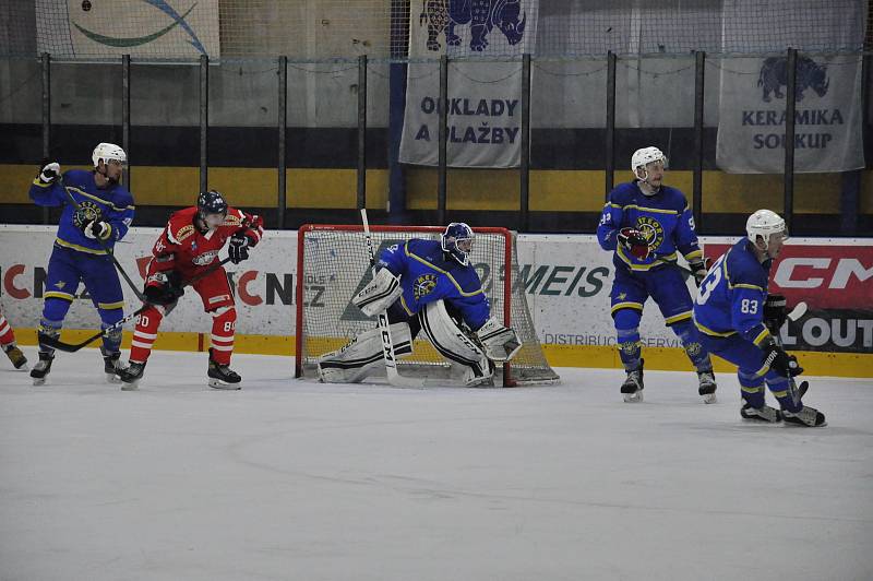 Hokejisté Třemošné (v modrých dresech) v utkání s Tachovem (v červeném).