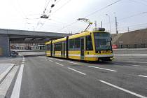 V pátek  už Mikulášskou ulicí projížděly tramvaje, od soboty  tu mohou znovu začít jezdit auta a veškerá ostatní doprava.
