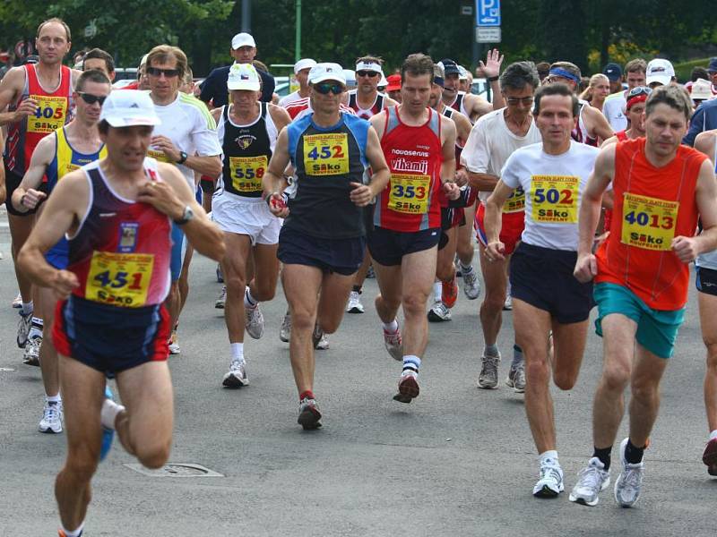 Pětasedmdesát  běžců  se v neděli vydalo za  úmorného vedra na trať   prvního ročníku Plzeňského maratonu