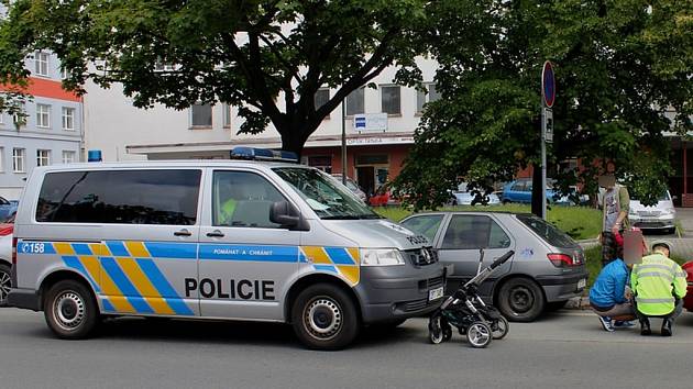 Auto na přechodu srazilo ženu s kočárkem, náraz ho odmrštil na stojící vozy  - Plzeňský deník