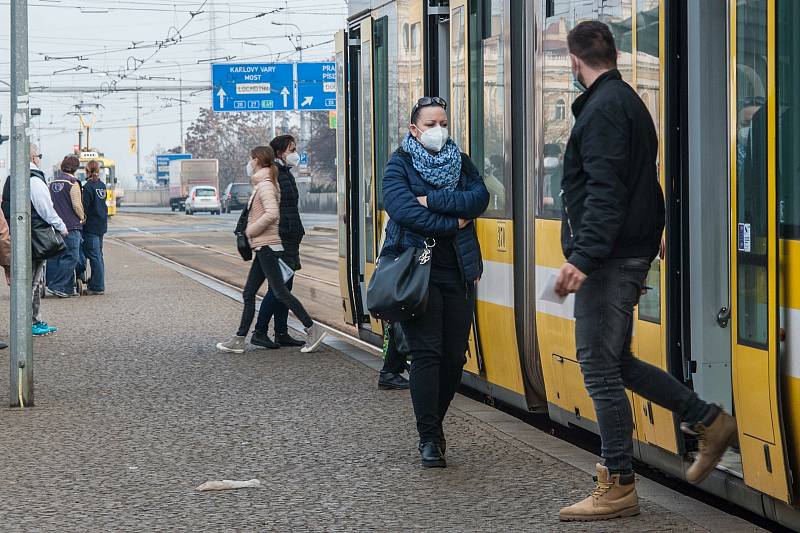 Povinné nošení respirátorů FFP2 v MHD a obchodech v centru Plzně.