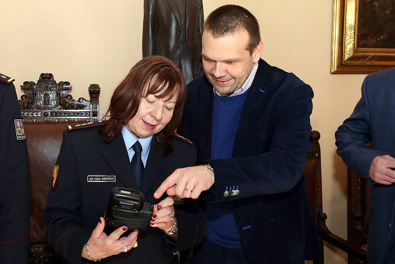 Město Plzeň předalo cizinecké policii speciální přístroj na kontrolu otisků prstů a rozpoznání obličeje on-line.