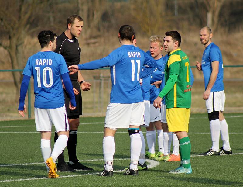 Fotbalisté plzeňského Rapidu (na archivním snímku hráči v modrých dresech) porazili Chotíkov. Naopak Tlumačov (zelení) doma utrpěl debakl, Zruči podlehl 1:5.