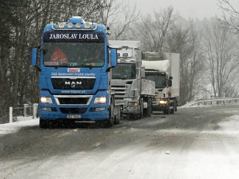 Uvízlé kamiony na silnici I/20 z Plzně do Karlových Varů