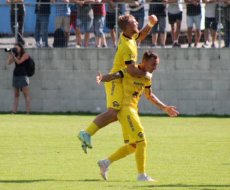 Fotbalisté FK ROBSTAV Přeštice (na archivním snímku hráči ve žlutých dresech) prohráli na půdě divizního Spartaku Soběslav 1:3 a s MOL Cupem se loučí už ve druhém kole.