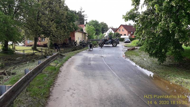 Následky přívalových dešťů zaměstnaly o víkendu hasiče v kraji.