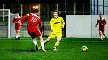 15. kolo krajského přeboru: SK Petřín Plzeň B - TJ Sokol Lhota (na snímku fotbalisté ve žlutých dresech) 5:1 (3:0).