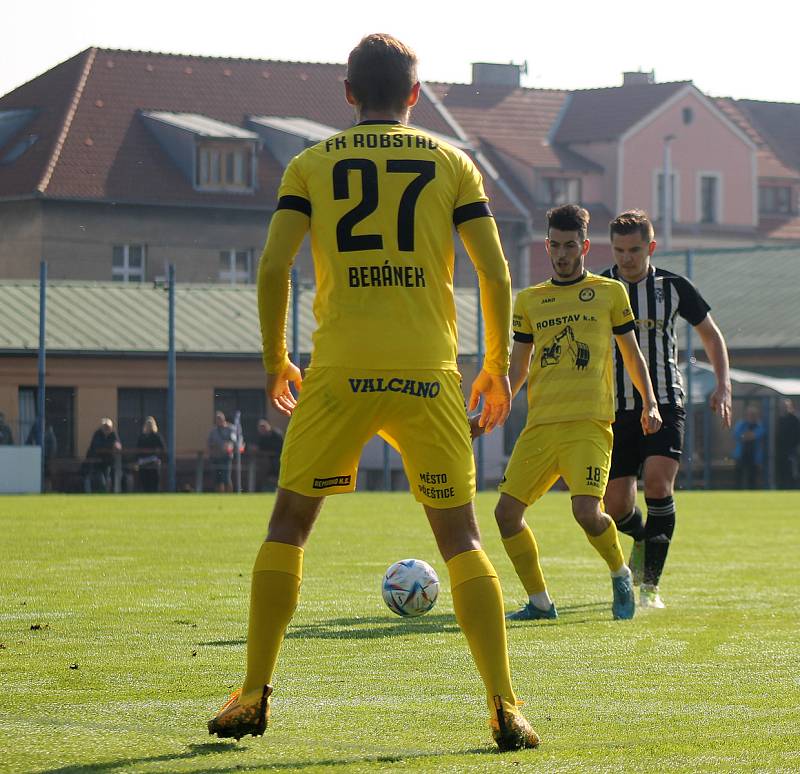 8. kolo FORTUNA ČFL, skupina A: FK Admira Praha - FK ROBSTAV Přeštice (na snímku fotbalisté ve žlutých dresech) 1:1 (0:1).