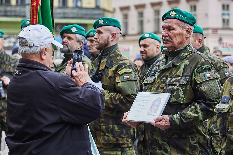 Požehnání praporu pěší roty aktivní zálohy Krajského vojenského velitelství Plzeň biskupem Tomášem Holubem a udělení četného názvu Pětatřicátníci se uskutečnilo v neděli v katedrále sv. Bartoloměje na náměstí Republiky v Plzni.