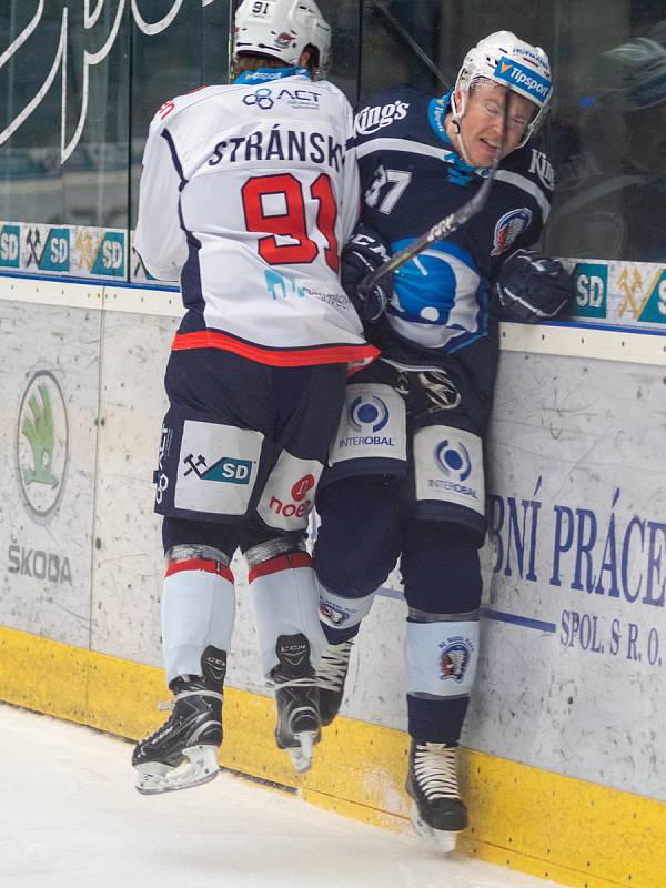 Piráti Chomutov den před koncem roku přivítali HC Plzeň 1929 a na konci první třetiny byl stav vrovnaný 1:1.