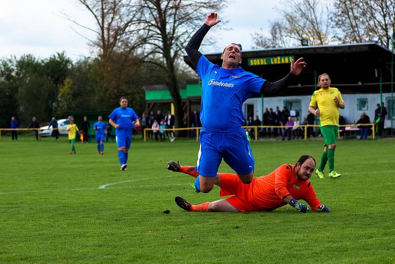 Na jihu Plzeňska podlehly Lužany (na snímku ve žlutých dresech) Dvorci vysoko 0:6 (v modrém).