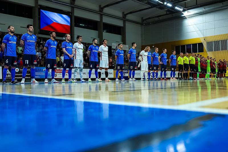 Interobal Plzeň - Chrudim (v modrém), 2. finále play-off 1. Futsal ligy, 6. května 2022.