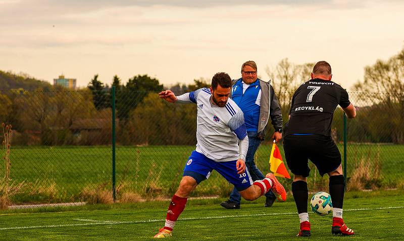 Fotbalisté Volduch (na archivním snímku hráči v černých dresech) porazili v 9. kole céčkové skupiny krajské I. B třídy silné Město Touškov 3:2.