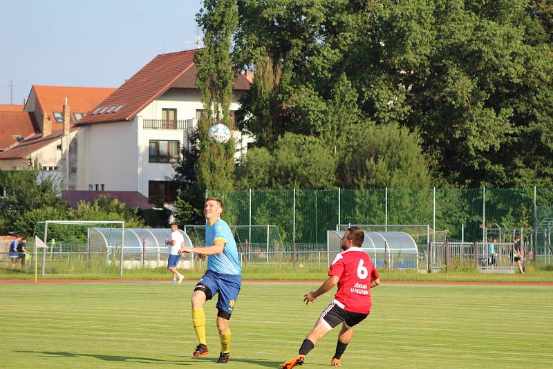 Nepomuk (na archivním snímku hráči v modrých dresech) se Lhotou dvakrát prohrávali, ale nakonec slavili vítězství 3:2.