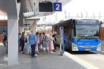 Společnost Arriva provozuje linkovou dopravu autobusy v barvách kraje.