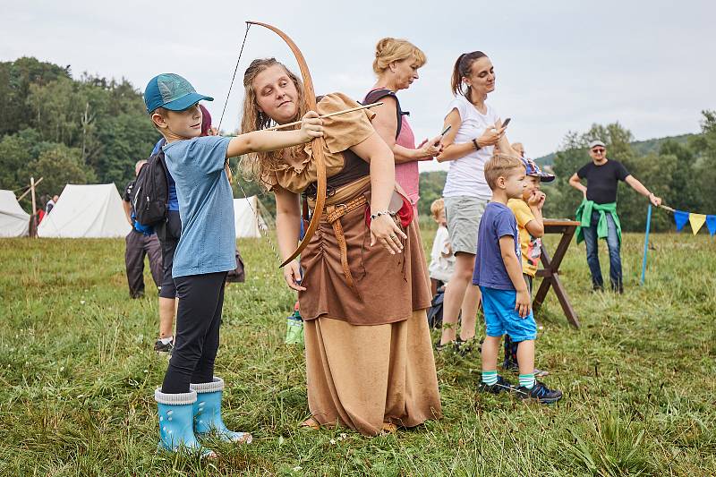 Templářský víkend – třídenní festival na loukách kolem sv. Jiří v plzeňské Doubravce nabídl divákům rekonstrukci bitvy o Akkon a mnoho ukázek šermu, výstroje, výzbroje a života rytířů na bojových taženích i z jiných období než z přelomu 13. a 14. století