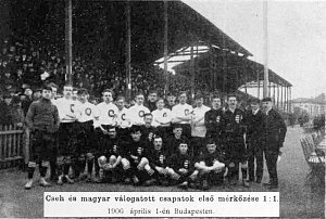 Společné foto týmů po utkání Uhry – Čechy (1:1) před 115 lety v Budapešti.