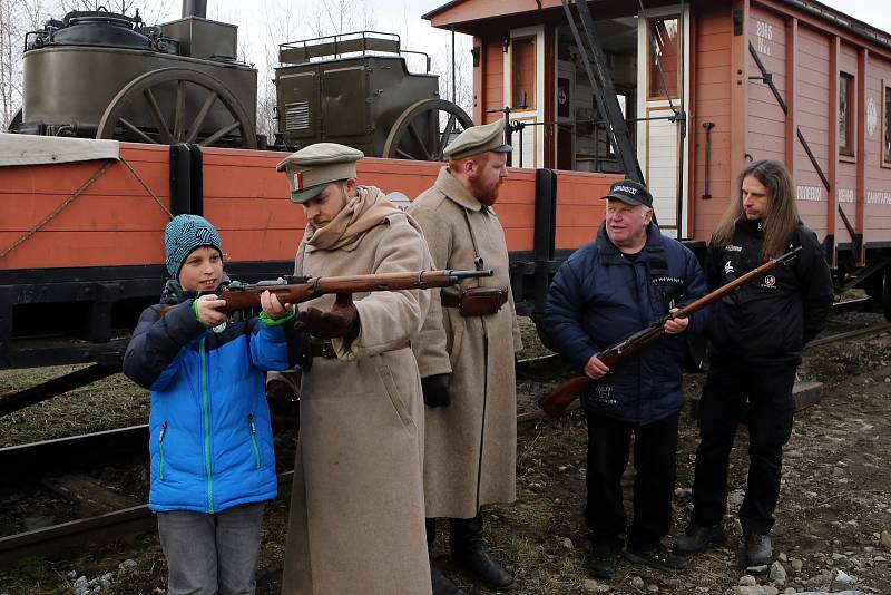 Legiovlak na nádraží v Radnicích na Rokycansku. Školám i ostatním zájemcům nabízí průvodci komentované prohlídky a nahlédnutí do vojenského života československých legionářů nejen v Rusku ale i na dalších bojištích.