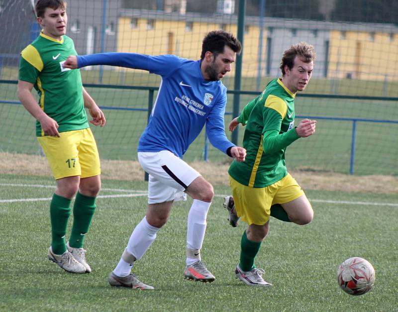 Fotbalisté plzeňského Rapidu (na archivním snímku hráči v modrých dresech) porazili Chotíkov. Naopak Tlumačov (zelení) doma utrpěl debakl, Zruči podlehl 1:5.