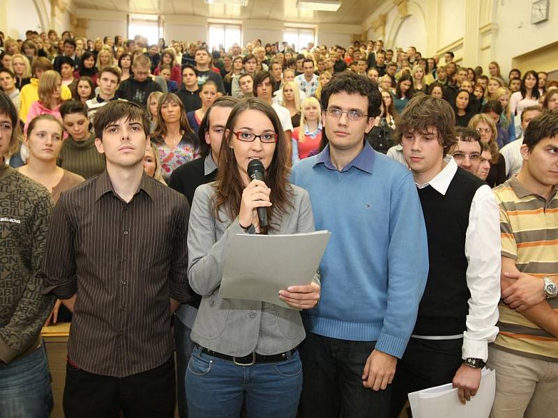 Tisková konference studentů právnické fakulty v budove ZČU v Husově ulici