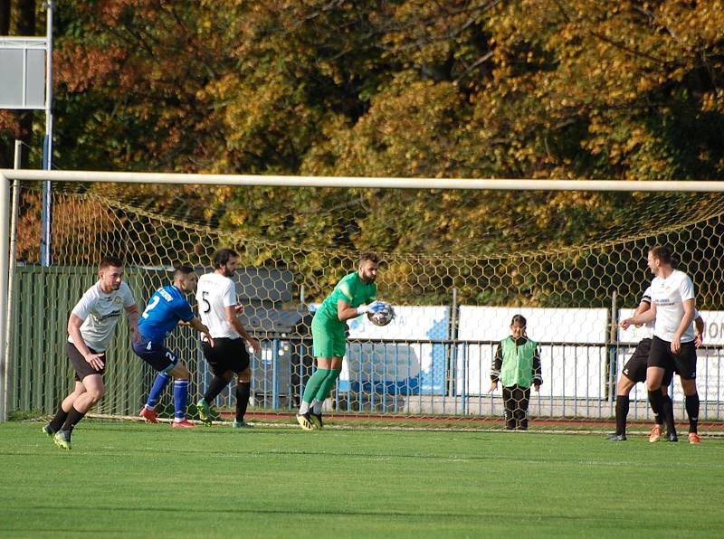 10. kolo krajského přeboru: FK Tachov (na snímku fotbalisté v modrých dresech) - FC Chotíkov 1932 2:0 (0:0).