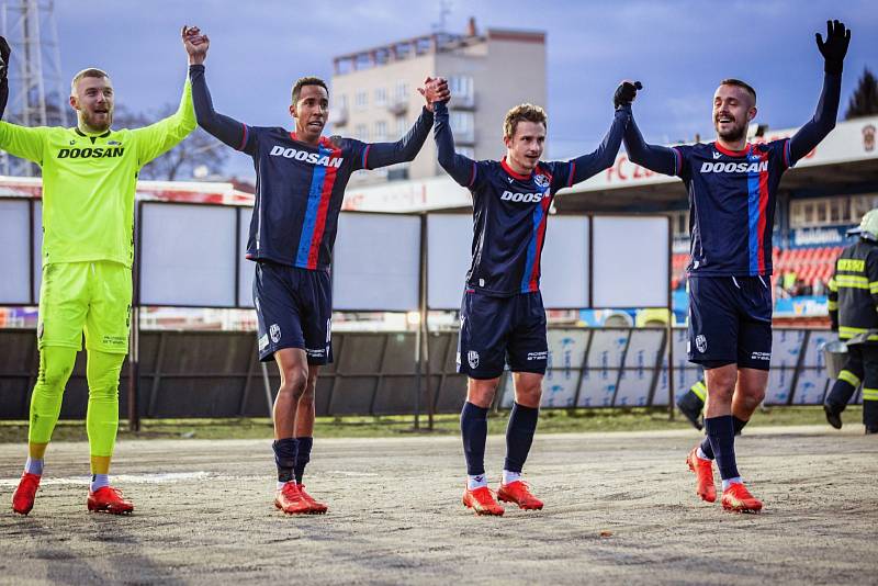 Fotbalisté Viktorie Plzeň urvali v Brně cenné vítězství nad Zbrojovkou (3:1).