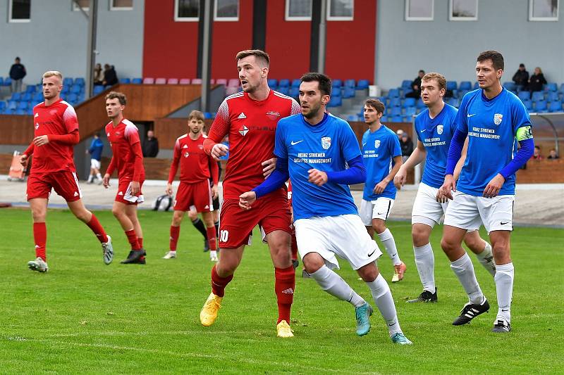 9. kolo krajského přeboru: SK Petřín Plzeň B - SK Rapid Plzeň (na snímku fotbalisté v modrých dresech) 1:3 (0:0).