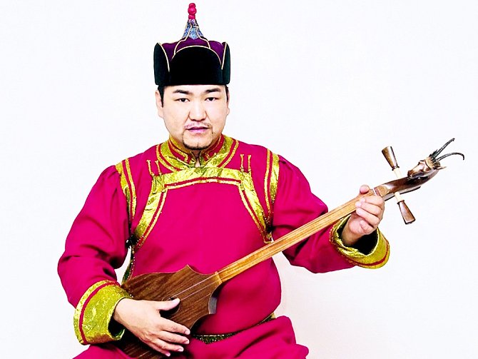 Na festivalu Kolem světa vystoupí i hudebník Bolor z Mongolska. Zahraje národní písně na nástroj morinchúr, což je jakési violoncello s vyřezávanou koňskou hlavou.