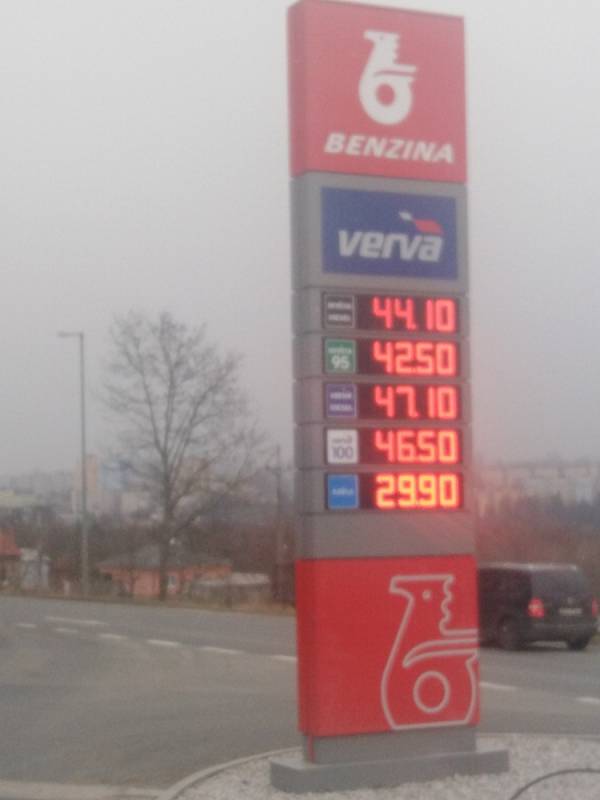 V Tachově stál v pátek v poledne benzin 42,50 korun a nafta 44,10 korun.