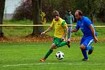 Na jihu Plzeňska podlehly Lužany (na snímku ve žlutých dresech) Dvorci vysoko 0:6 (v modrém).