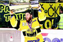 Pavel Francouz prožívá nejšťastnější okamžik kariéry. Nad hlavou drží pohár pro vítěze hokejové extraligy.