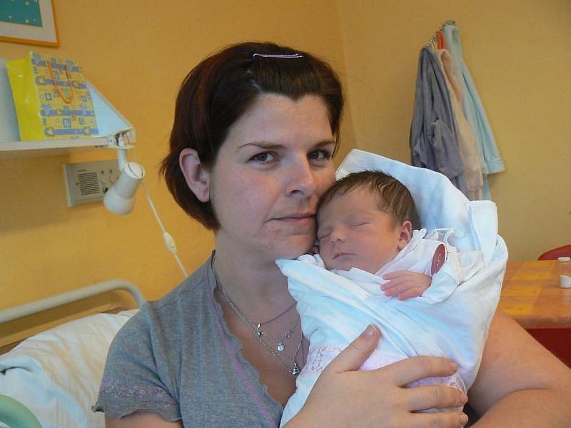 Tříletý Tomášek je moc rád, protože 6. 11. v 19.45 hod. se mu v Mulačově nemocnici narodila sestřička Tonička (3,10 kg, 49 cm). Štěstím září i maminka Veronika Waisová z Plzně