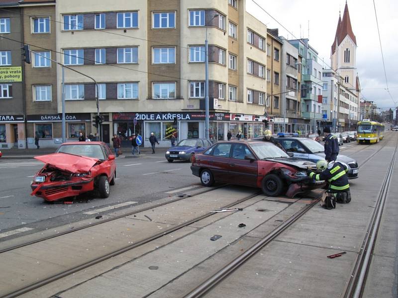 Nehoda dvou automobilů v křižovatce Na Belánce