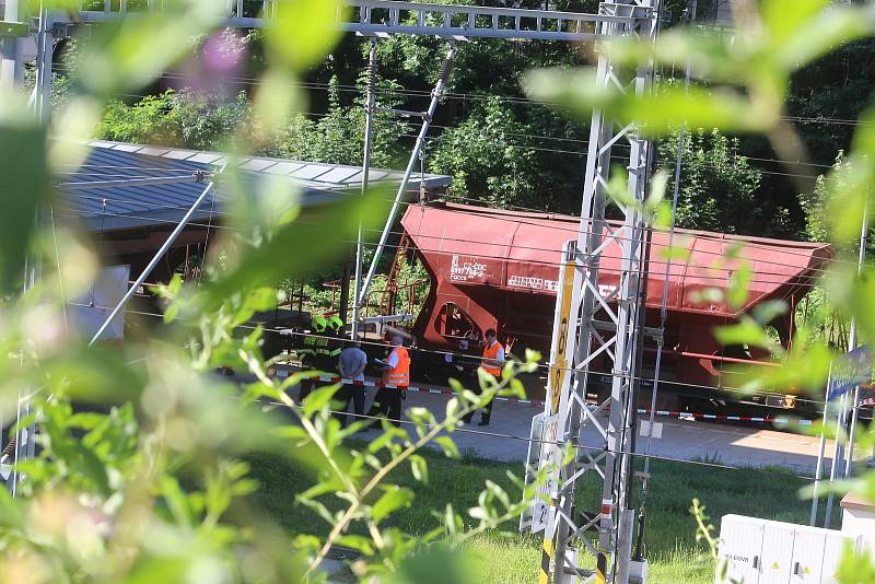 Tragická nehoda se odehrála na nádraží Plzeň-Jižní předměstí. Muž si lehl na koleje před přijíždějící nákladní vlak.