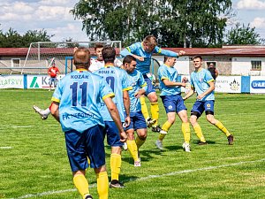 Fotbalisté FK Nepomuk (na archivním snímku hráči v modrých dresech) porazili na úvod letní přípravy jihočeský Protivín 2:0.