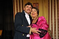 PAVEL A JINDŘIŠKA KIKINČUKOVI jako Chlestakov a hejtmanka ve hře N. V. Gogola Revizor na scéně plzeňského komediálního Divadla Pluto.