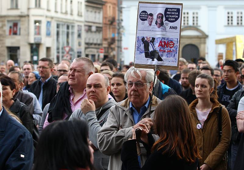 Na plzeňském náměstí Republiky v pondělí protestovali lidé proti současné vládě Andreje Babiše.