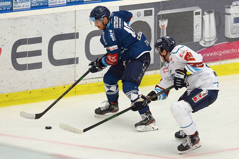 Ze zápasu 11. kola hokejové Tipsport extraligy HC Škoda Plzeň (v modrém) -  Bílí tygři Liberec 3:1