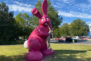Známá socha králíka pojídajícího člověka v Plzni na Lochotíně prošla opravou.