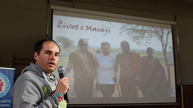 Peníze z přednášek věnuje Petr Dvořáček chlapci z etnika Masajů, který studuje střední školu.