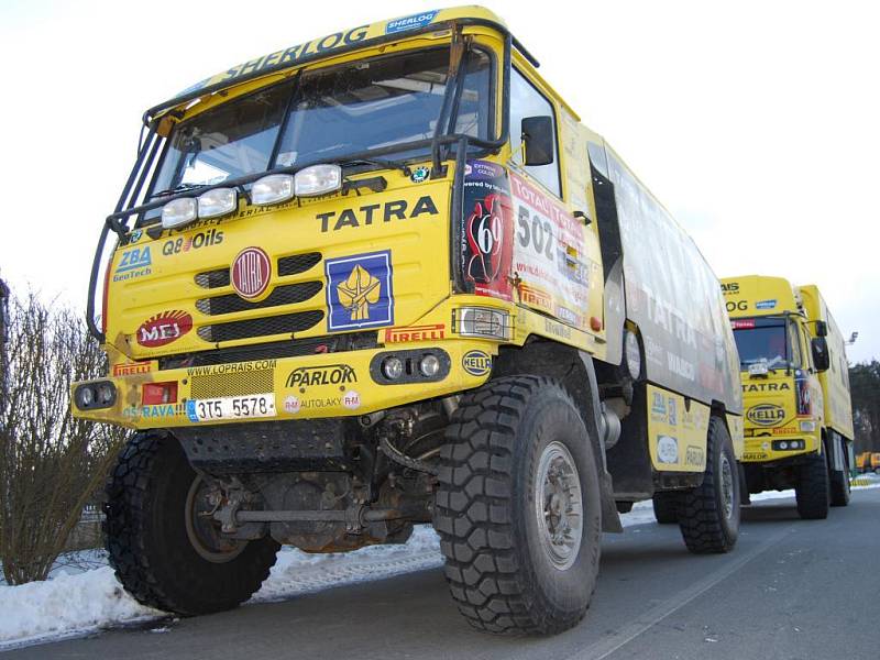 Karel Loprais, který se Rallye Dakar zúčastnil devatenáctkrát, v úterý s dalšími členy týmu dorazil do Rybnice na severu Plzeňska. Závodní speciál i doprovodné vozy tu prošly technickou kontrolou, aby se ukázalo, jak moc se na nich extrémní závod podepsal