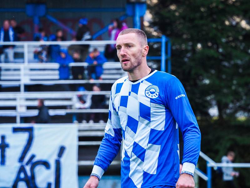 14. kolo krajského přeboru: FK Okula Nýrsko (na snímku hráči v modrobílých dresech) - TJ Zruč 4:0.