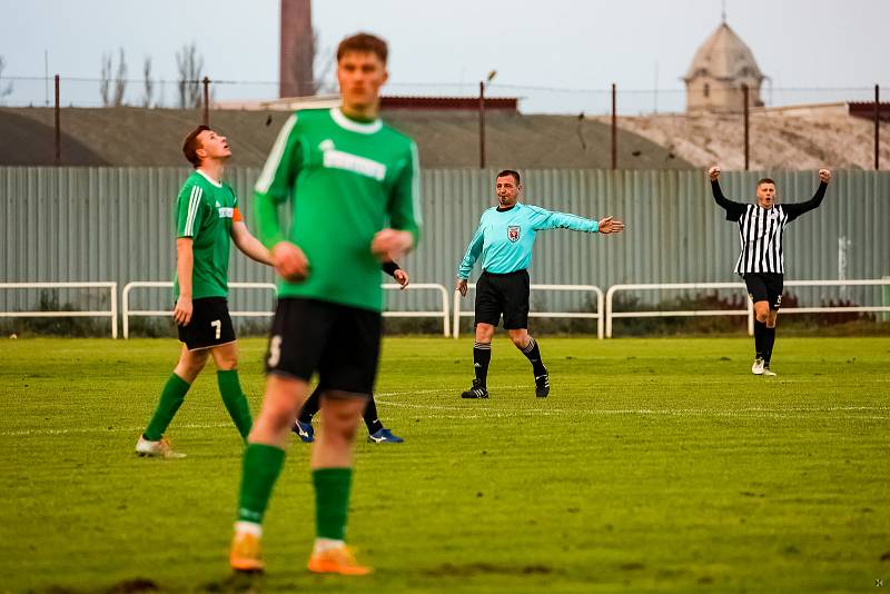 15. kolo I. A třídy: SK Smíchov Plzeň - FC Rokycany B (na snímku fotbalisté v zelených dresech) 4:2 (2:0).