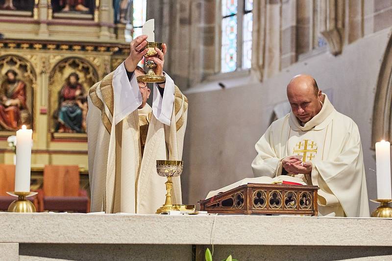 Požehnání praporu pěší roty aktivní zálohy Krajského vojenského velitelství Plzeň biskupem Tomášem Holubem a udělení četného názvu Pětatřicátníci se uskutečnilo v neděli v katedrále sv. Bartoloměje na náměstí Republiky v Plzni.