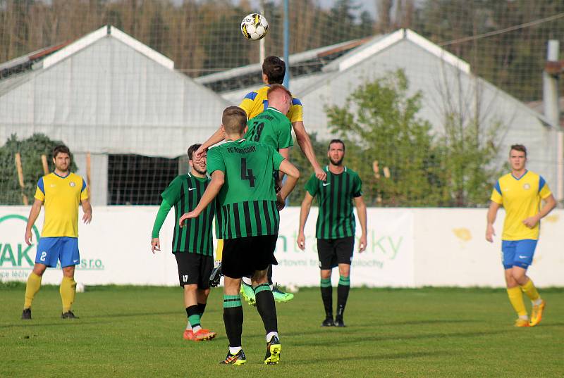 13. kolo FORTUNA divize A: SK SENCO Doubravka (na snímku fotbalisté ve žlutých dresech) - FC Rokycany 4:0 (3:0).