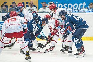 Plzeňští Indiáni, na snímku zleva Tomáš Mertl a Filip Suchý, míří do Olomouce povzbuzeni výhrou nad třineckými Oceláři.