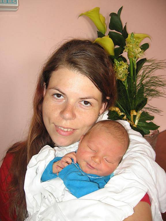 Michaela Javůrková z Třemošné pojmenovala svého prvorozeného syna po manželovi Honzovi z lásky k němu. Honzík junior (3,50 kg/49 cm), který se prý bude brzo učit jezdit na motorce, se narodil 20. června v 8.15 hod. ve FN v Plzni
