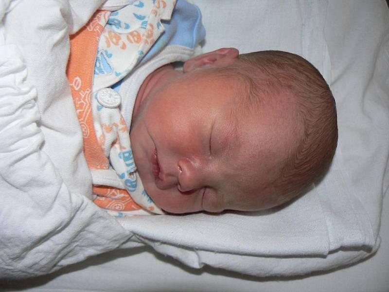 Adam Dridi (2,49 kg, 47 cm) se narodil 10. ledna v 6.30 hod. ve Fakultní nemocnici v Plzni. Chlapeček je prvním dítětem maminky Václavy a tatínka Nabila ze Stupna