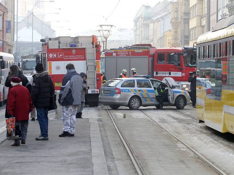 Nedaleko křižovatky U Práce srazil hasičský vůz, který jel k zásahu, chodce. Ten na místě zemřel